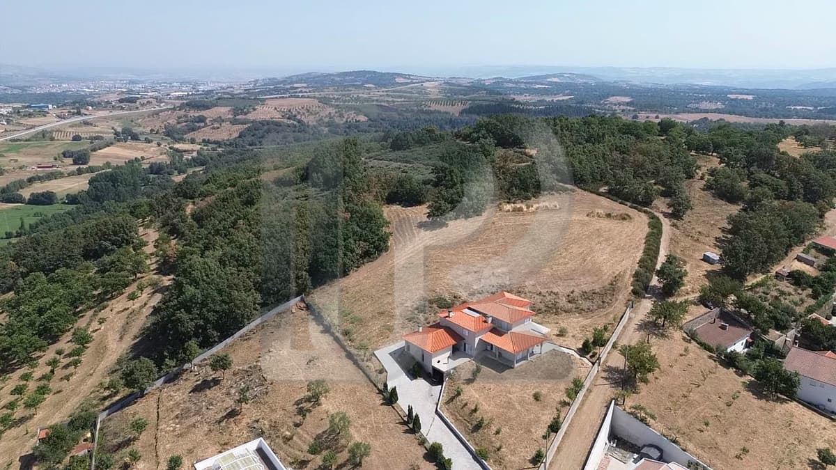 🏡 Moradia T5 em fase de construção na aldeia de Sarzeda – Bragança