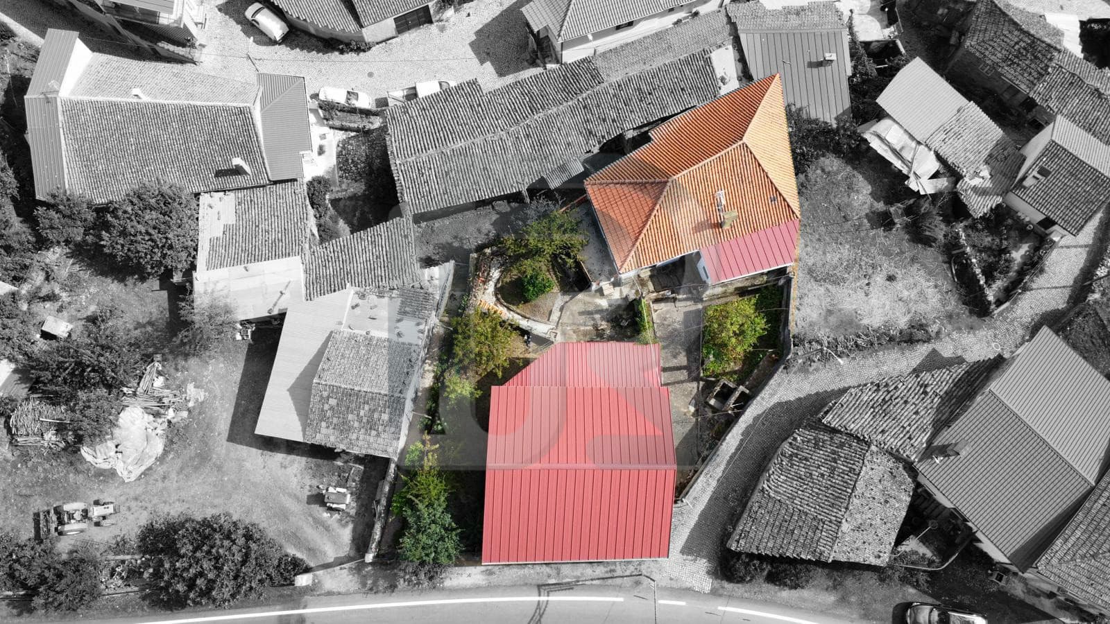 🏡 Oportunidade Única em Lamalonga – Moradia para Reconstrução com Armazém em Bom Estado