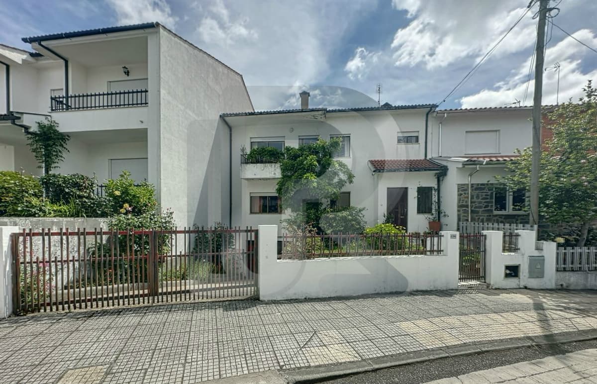 🏡 Moradia Bi-Familiar à Venda – Bairro São Tiago, Bragança
