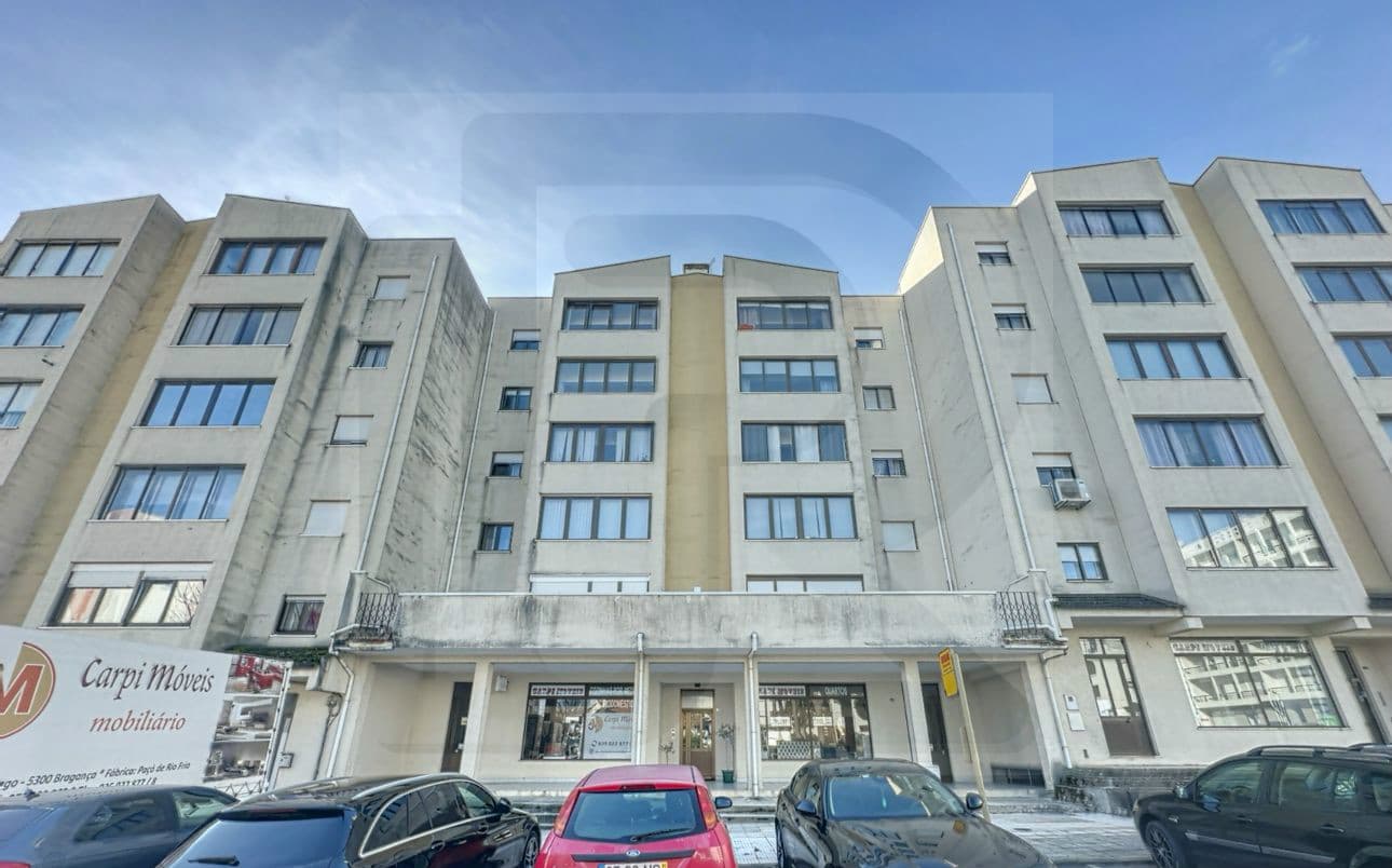 🏡 Apartamento T3 Remodelado na Rotunda de São Tiago – Bragança 🏡